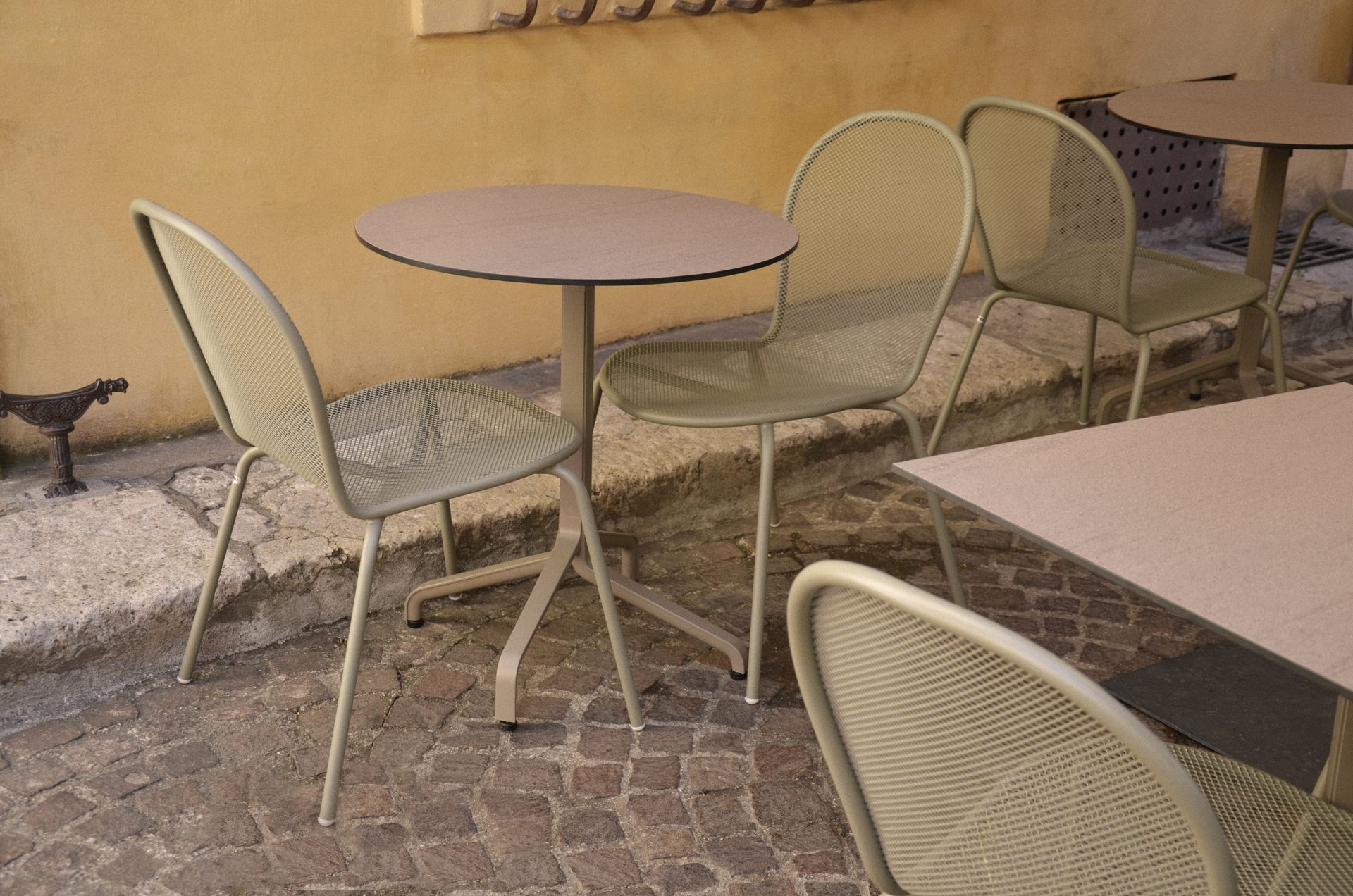 Façade Le Four Aixois Pizzeria, terrasse avec parasols et chaises EMU